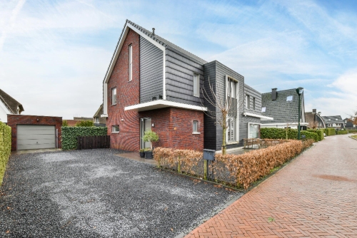 asphalt-driveway-vs-gravel